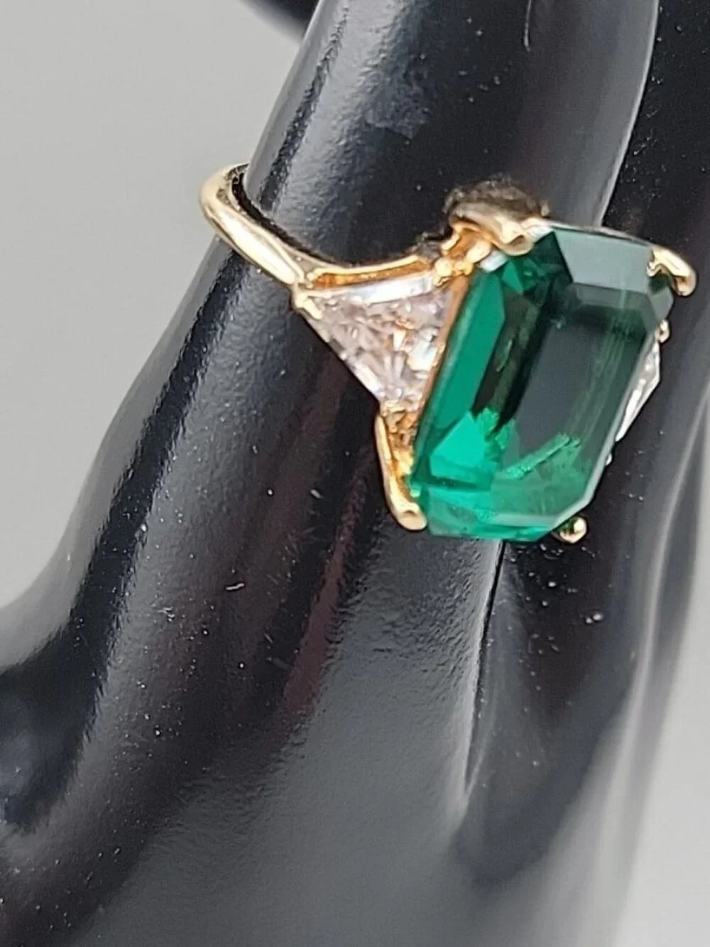 Art Deco 18K HGE Oversized Faux Emerald & Diamante Fashion Ring Gold Tone 8.5